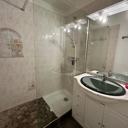 5 Personnes Pres Nauzan Avec Terrasse, Animaux Acceptes - Fr-1-494-210 Апартаменты